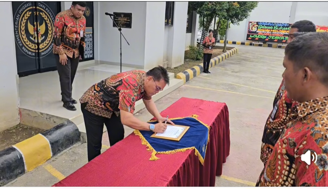 Foto: Kalapas Kelas III Pemuda Langkat Menandatangani Deklarasi Peredaran Narkoba Dan Hp, Disaksikan Seluruh Staf Lapas